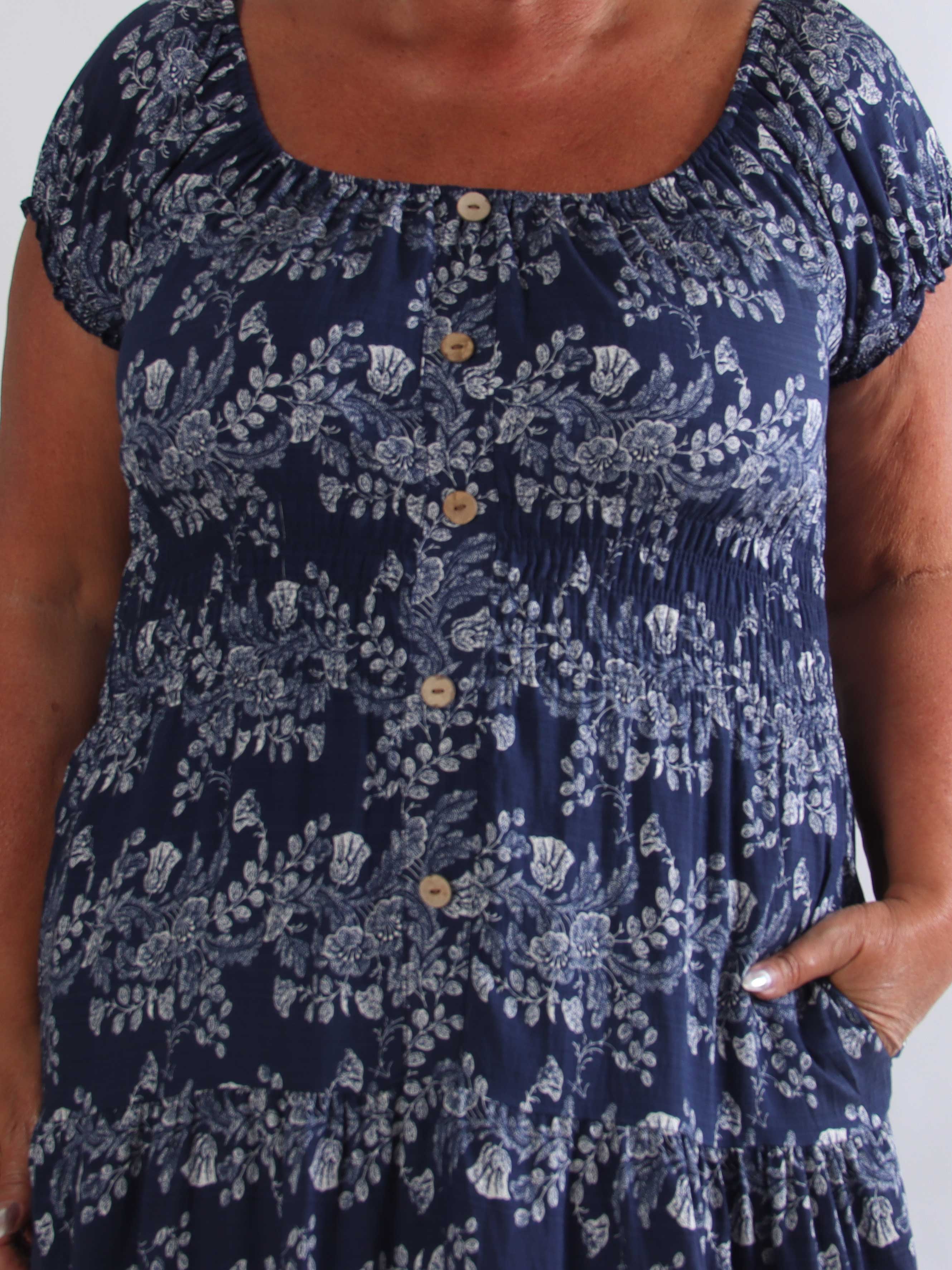 Leilani Flower - Plus size kjole i viskose med træknapper og smock